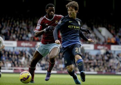 David Silva pelea un balón con Song.