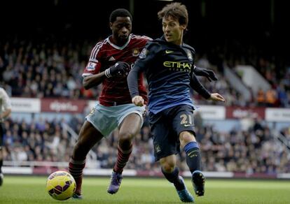 David Silva pelea un bal&oacute;n con Song.