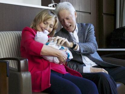 Hillary y Bill Clinton sujetan a su nieta Charlotte el d&iacute;a de su nacimiento.