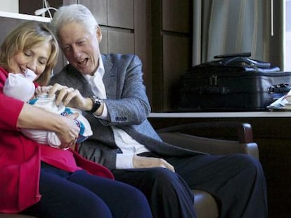 Hillary y Bill Clinton sujetan a su nieta Charlotte el d&iacute;a de su nacimiento.