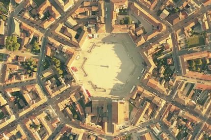 Vista aérea de Palmanova, la utopía veneciana con forma de estrella de nueve puntas.