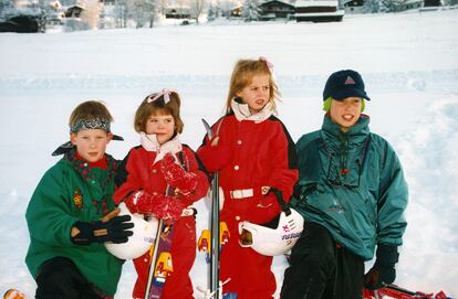 De izquierda a derecha, Enrique de Inglaterra, Eugenia y Beatriz de York (hijas del príncipe Andrés y Sarah Ferguson) y el príncipe Guillermo posan para los fotógrafos antes de una jornada de esquí en Klosters, Suiza, el 4 de enero de 1995.