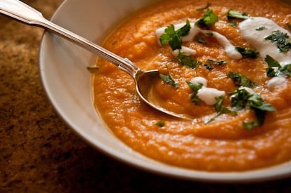 Por un invierno de crema de zanahorias con naranja. / AINHOA GOMÀ