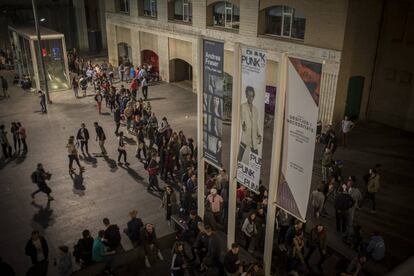 Colas ante el Macba durante la Nit dels Museus, el año pasado.