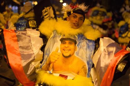 Os minutos de silêncio por bate-bolas caídos poderia somar horas. Esta turma homenageu um colega morto em briga de rua.