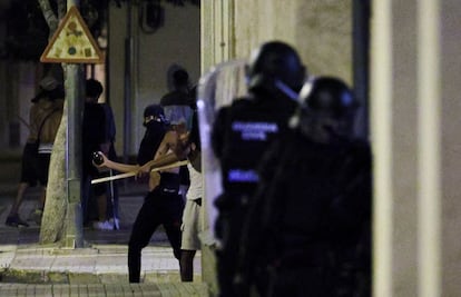 Un joven se prepara para lanzar un objeto a la Policía Antidisturbios durante los disturbios en Torre Pacheco, este domingo.