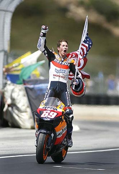 Hayden celebra su triunfo en el circuito de Laguna Seca.