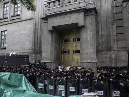 Policías resguardan las inmediaciones de la SCJN tras el enfrentamiento entre manifestantes, este domingo.