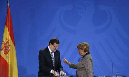 La canciller alemana, Angela Merkel, y el presidente del Gobierno Mariano Rajoy tras la conferencia de prensa despues de la reunión en Berlín. Merkel ha dicho a Rajoy que tiene plena confianza en la capacidad de su gobierno para impulsar las reformas necesarias para superar crisis.