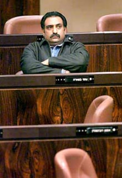 Azmi Bichara, un líder de los árabes israelíes, en su escaño del Parlamento.