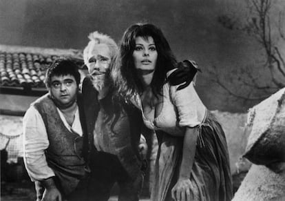 Da esquerda para a direita, James Coco, Peter O'Toole e Sofia Loren em uma cena do filme 'O Homem de La Mancha', dirigida por Arthur Miller.