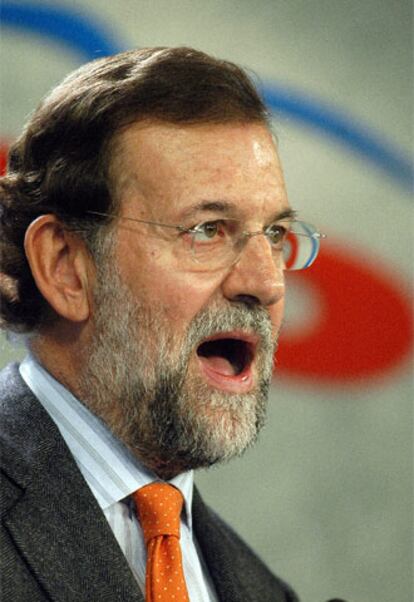 Mariano Rajoy da lectura a la declaración institucional en contra de la negociación con ETA.