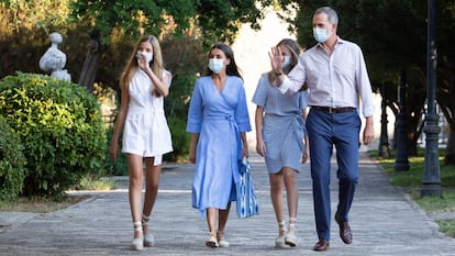 Por segundo año consecutivo, la Casa Real no ha celebrado el tradicional posado oficial y no fue hasta el miércoles 4 cuando se pudo ver por primera vez a los cuatro miembros de la familia al completo. Felipe VI y doña Letizia acudieron con sus hijas, Leonor y Sofía, al Santuario de Santa María de Lluc, el lugar sagrado y de peregrinaje por excelencia de la isla. "Se me habían olvidado las curvas", bromeó entonces el Rey, ante el tortuoso trazado que hay que recorrer para llegar a Lluc.