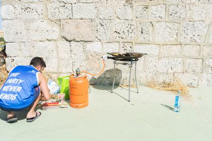 Preparativos para una paella en Presencio.  