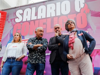 De izquierda a derecha, Marina Prieto, secretaria general de UGT en Madrid; Pepe Álvarez, líder de UGT; Unai Sordo, secretario general de CC OO; y Paloma López, líder de CC OO en Madrid, este viernes en una protesta frente a la sede de la CEOE en Madrid.