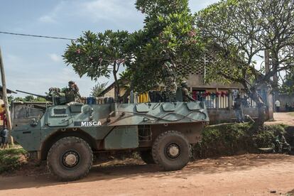 Los soldados de la Misión de Paz de la Unión Africana (la MISCA) protegen a los últimos musulmanes que quedan en la RCA. Ya son más de 100.000 los que han tenido que huir a Camerún en busca de refugio.