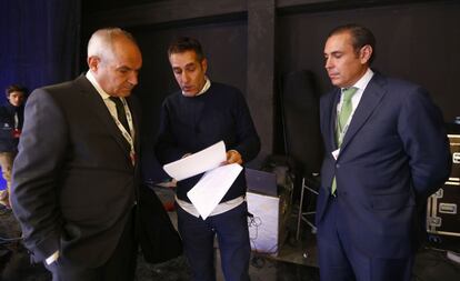 D'esquerra a dreta: el director del diari EL PAÍS, Antonio Caño; el moderador del debat, Carlos de Vega, i el conseller delegat, Manuel Mirat, ultimant els preparatius per al debat.