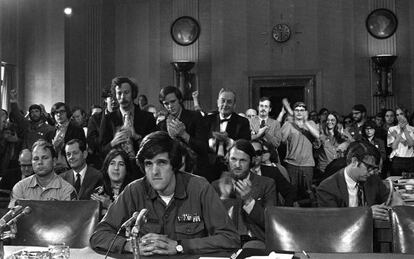 El teniente John Kerry testifica contra la guerra de Vietnam en 1971.