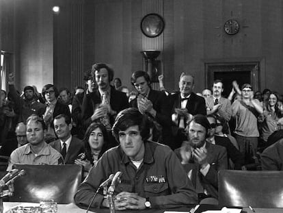 El teniente John Kerry testifica contra la guerra de Vietnam en 1971.