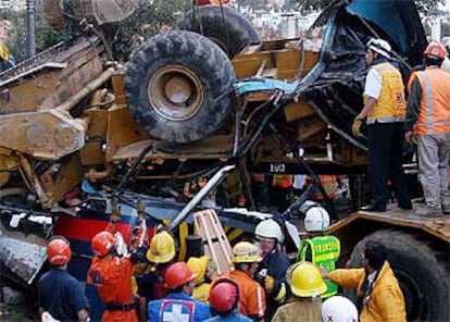 Los equipos de emergencia tratan de rescatar a los niños atrapados en el autobús, el miércoles en Bogotá.