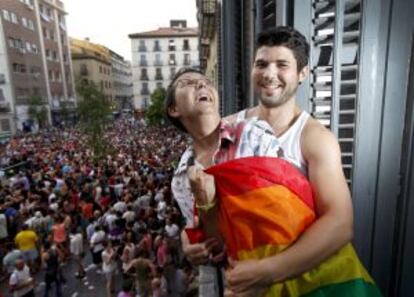 Vito y Alejandro en un balcón de la plaza de Chueca.