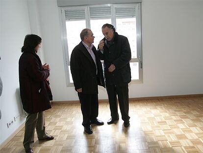 Madrazo (en el centro) participó ayer con la directora de Vivienda y el alcalde de Bilbao, Iñaki Azkuna, en una inauguración de pisos protegidos.