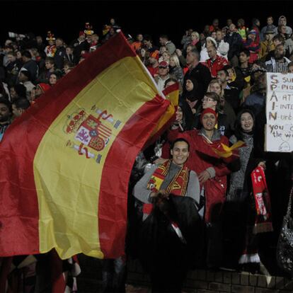 Aficionados de España en el Soccer City ayer.
