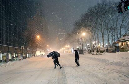 Vianants en un carrer de Nova York dissabte a la nit.