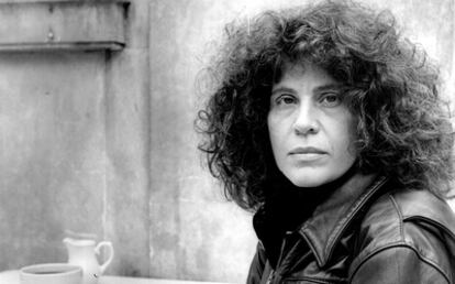 "Creo que lo sentimental y lo intelectual deben estar completamente unidos", sostiene la escritora canadiense Anne Michaels.