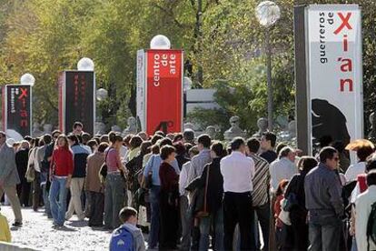 Un numeroso grupo de personas esperaba a mediodía de ayer para visitar la exposición en la plaza de Castilla.