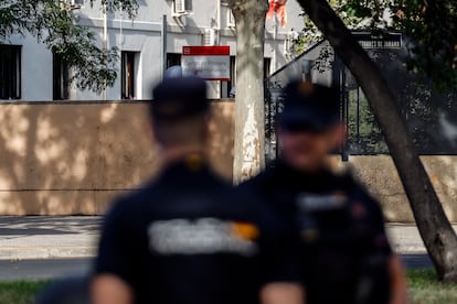 El exterior del Centro de Primera Acogida durante la concentración en Madrid, este martes.  