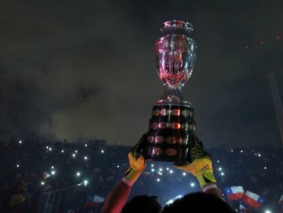 Claudio Bravo levanta la Copa en Chile 2015. 