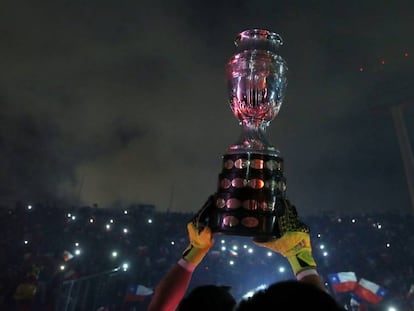 Claudio Bravo levanta la Copa en Chile 2015. 