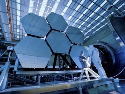 Ensayos del espejo del futuro telescopio <i>James Webb</i>, integrado por varios segmentos hasta formar una superficie de 6,5 metros de diámetro.