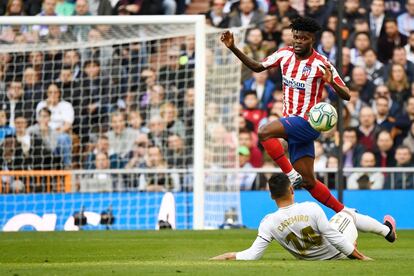 El centrocampista ghanés del Atlético Madrid, Partey, sobrepasa al centrocampista del Real Madrid Casemiro, durante la primera parte.