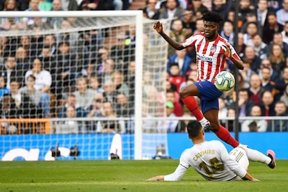 El centrocampista ghanés del Atlético Madrid, Partey, sobrepasa al centrocampista del Real Madrid Casemiro, durante la primera parte.