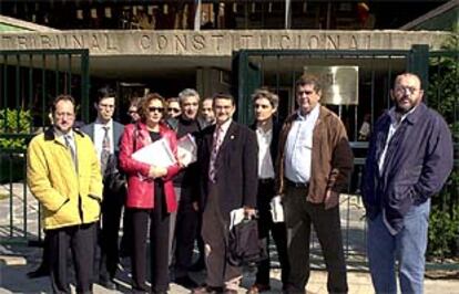 Las delegaciones de las centrales sindicales, esta mañana frente al Tribunal Constitucional.