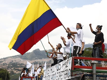 Exguerrilleros ondean banderas durante una peregrinación por la paz, en la ciudad de Medellín (Colombia).