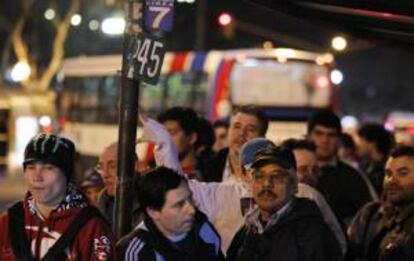 Docenas de argentinos hacen fila en las paradas de autobuses, este viernes 10 de agosto, durante la séptima jornada consecutiva de huelga en Buenos Aires (Argentina).