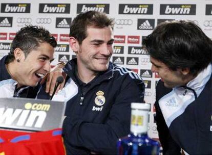 Cristiano Ronaldo, Casillas y Kaká bromean durante la rueda de prensa que ofrecieron ayer junto a otros jugadores del Madrid.
Vicente del Bosque atiende a los medios tras el sorteo.