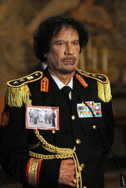 Muamar el Gadafi, con uniforme militar, en su primera visita a Italia, antigua metrópoli, en 2009.