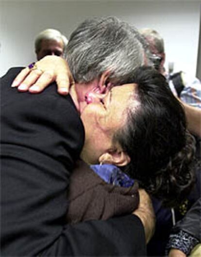 <font size="2"><b>El jurado declara inocente a Joaquín Martínez por falta de pruebas</font></b><br>En la imagen, su madre abraza al abogado. (EFE)