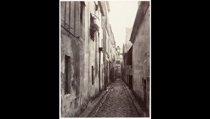 Callejón Briare (de la Cité Coquenard) de Charles Marville, 1860. En su capacidad de fotógrafo oficial de París, Marville plasmó la modernización a gran escala de la ciudad llevada a cabo por el barón Haussmann: sus bulevares nuevos, los parques, los mercados, y los faroles, al igual que las calles estrechas y pintorescas y los patios que pronto serían acomodados para albelgar el gran diseño de Napoleón III. Esta fotografía elegante y sin embargo llena de desolación documenta un callejón cercano a Montmartre. El adoquinado Briare no iba a ser destruido y los restos de hoy son un punzante recuerdo de la bella simplicidad del viejo París.