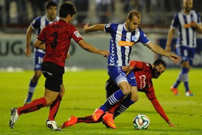 El alavesista Jon Vélez pugna con dos defensores del Mirandés.