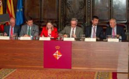 La ministra de Fomento, Ana Pastor, el alcalde de Barcelona, Xavier Trias (3d) , el conseller de Territorio y Sostenibilidad , Santi Vila (2d), el presidente de RENFE, Julio Gómez Pomar (d) , el presidente de Adif, Gonzalo Ferre (i), y el secretario de Estado de Infraestructuras, Transporte y Vivienda, Rafael Català (2i), en el Saló de Cent del Ayuntamiento de Barcelona durante la firma esta mañana de un protocolo de intenciones entre Adif y el Ayuntamiento de Barcelona para el desarrollo de la estación de La Sagrera.