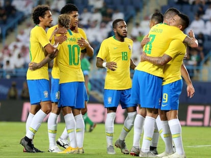 Brasileiros comemoram gol marcado por Gabriel Jesus contra a Arábia Saudita.