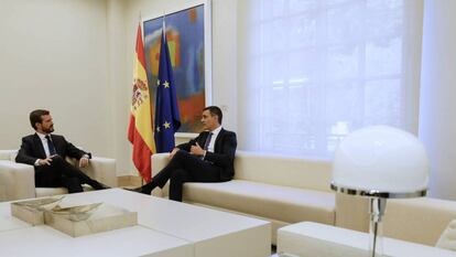 Pedro Sánchez, reunido con Pablo Casado en La Moncloa.