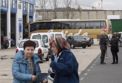 Varios conductores aguardaban ayer en Pamplona su turno para pasar la ITV tras esperar colas de hasta dos horas.