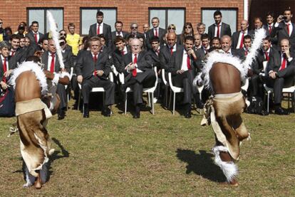 Un baile autóctono recibe a la selección española en su llegada a Johanesburgo.