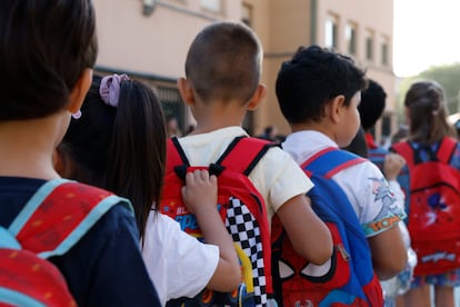 Alumnos de infantil de colegio en Madrid esperan, en fila, a entrar a las aulas. 
